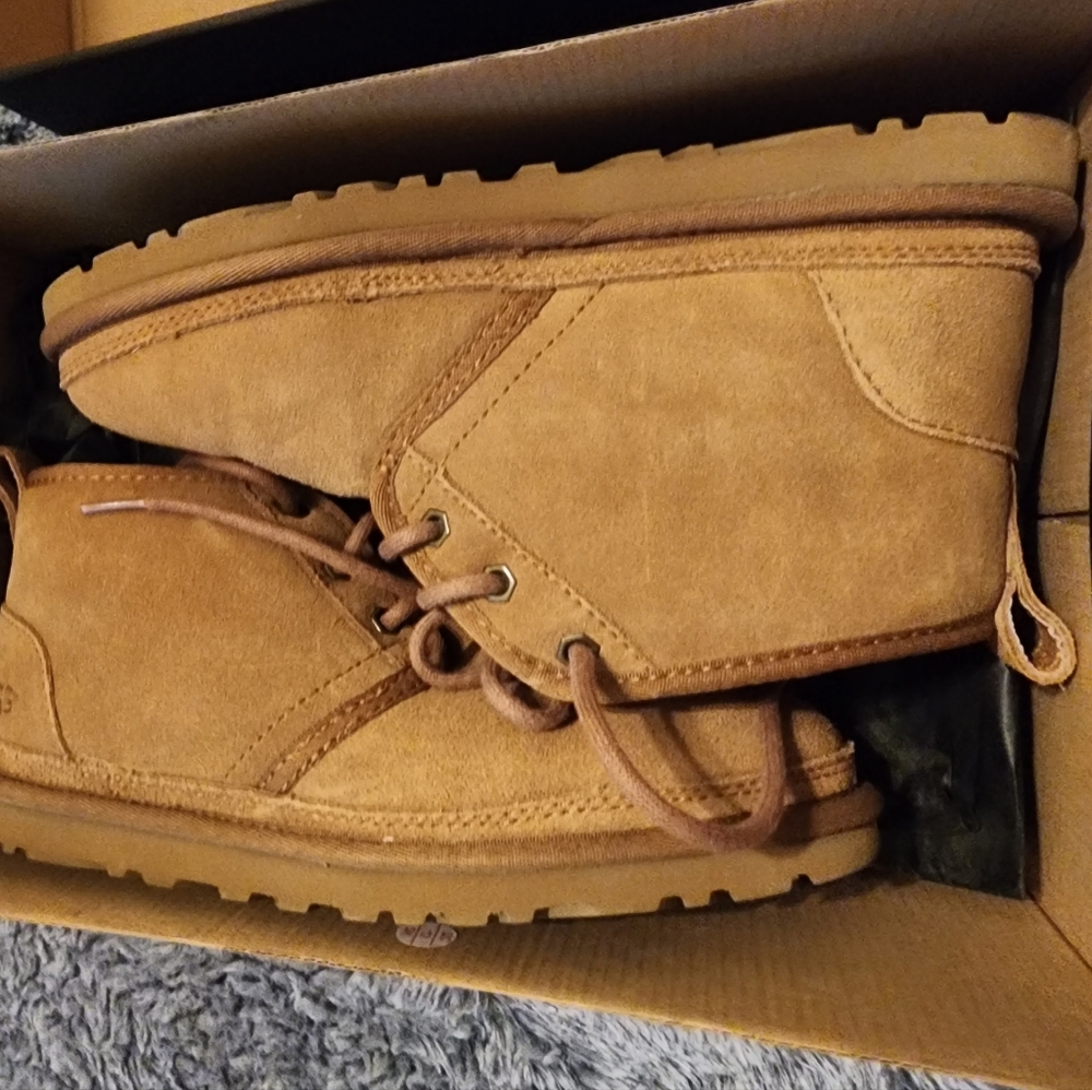 Ugg boots size 5 in men, women's 7. Excellent used condition